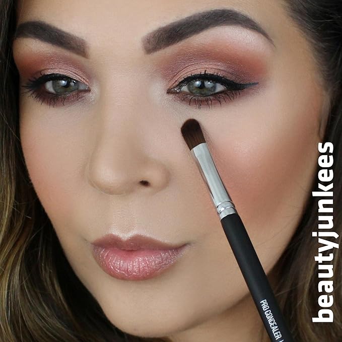 Beauty Junkees Flat Concealer Brush Under Eye - Small Concealer Brush for Foundation, Eyebrows, Nose Contour Brush, Color Corrector Brush, Works with Cream, Powder Cosmetics, Synthetic